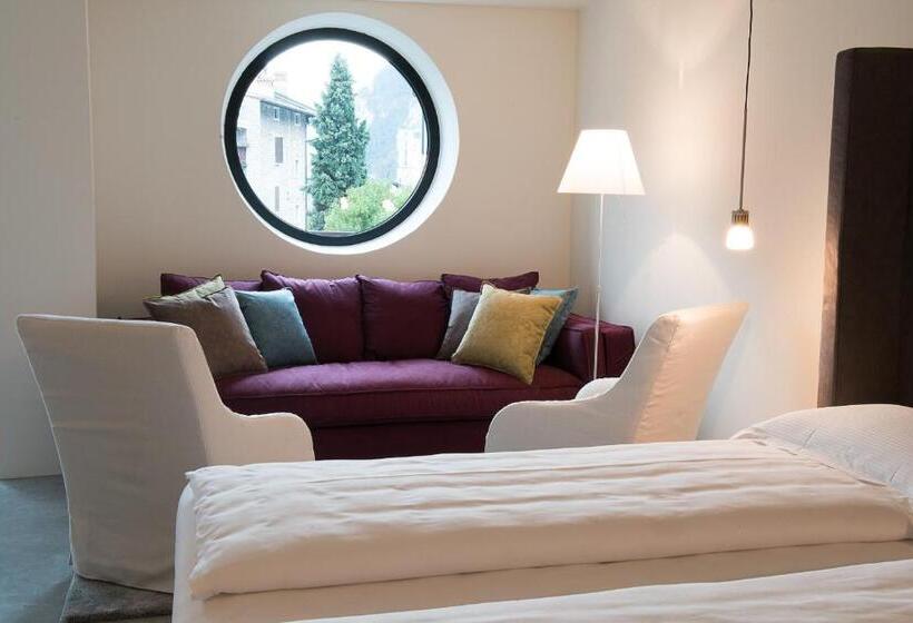庭の見えるジュニアスイート, Villa Miravalle