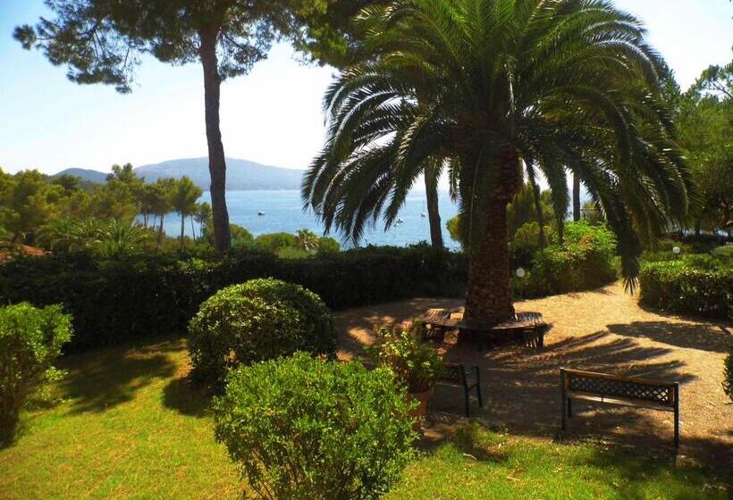 اتاق استاندارد چهارنفره با چشم‌انداز باغ, Capo Sud