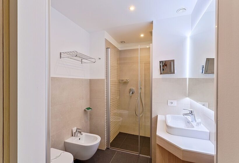 Comfort room with lake view, Bellariva