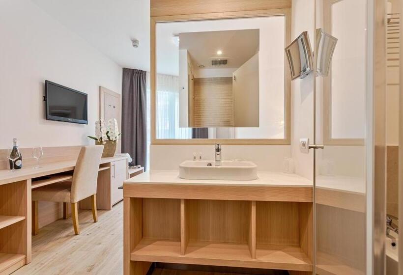 Comfort room with lake view, Bellariva