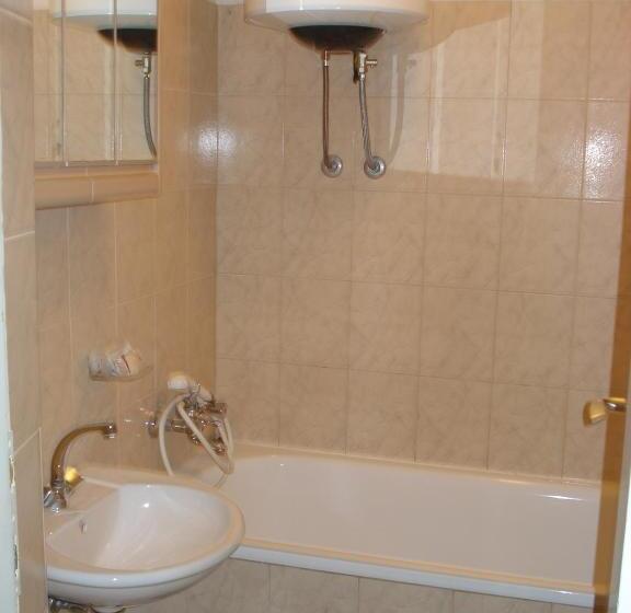 اتاق استاندارد چهار تخته, Rooms Bijela Ruža
