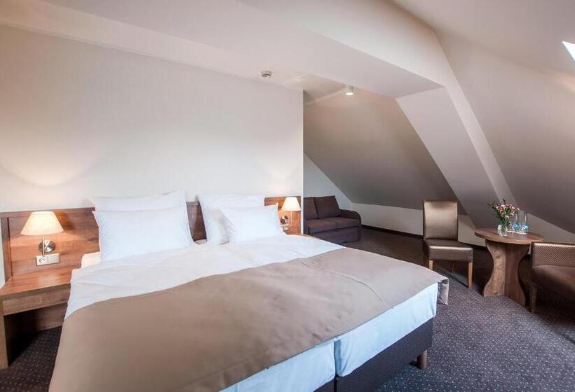 Quarto Triplo Estandar, Gem
