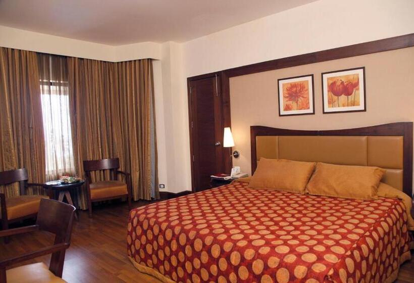 اتاق استاندارد با چشم‌انداز استخر, The Retreat Hotel & Convention Centre