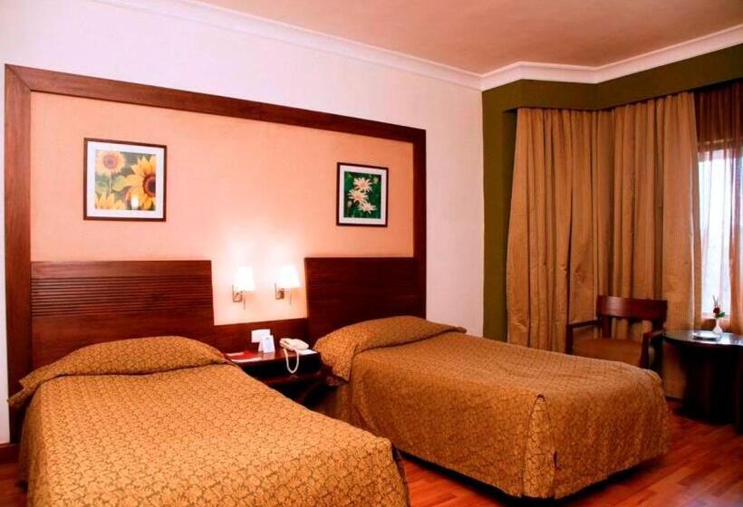 اتاق استاندارد با چشم‌انداز استخر, The Retreat Hotel & Convention Centre
