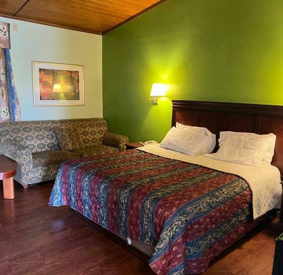 Семейный Номер, Town & Country Motel
