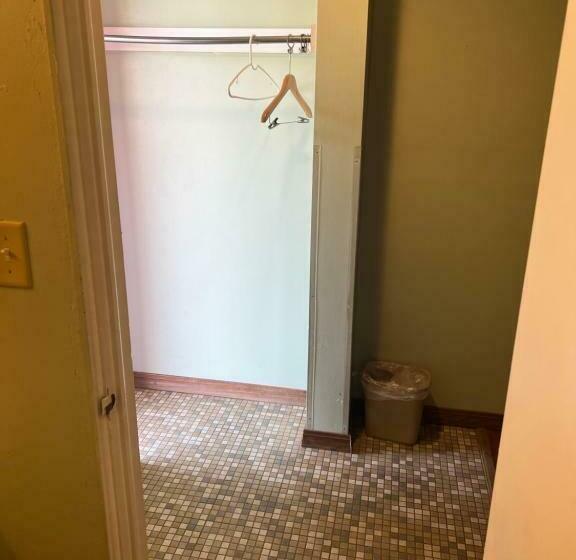 Семейный Номер, Town & Country Motel