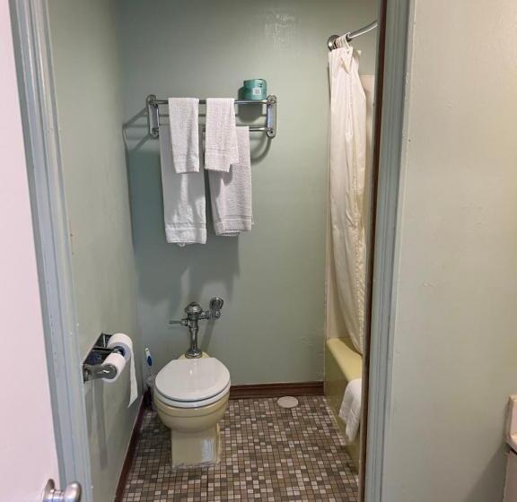 Семейный Номер, Town & Country Motel