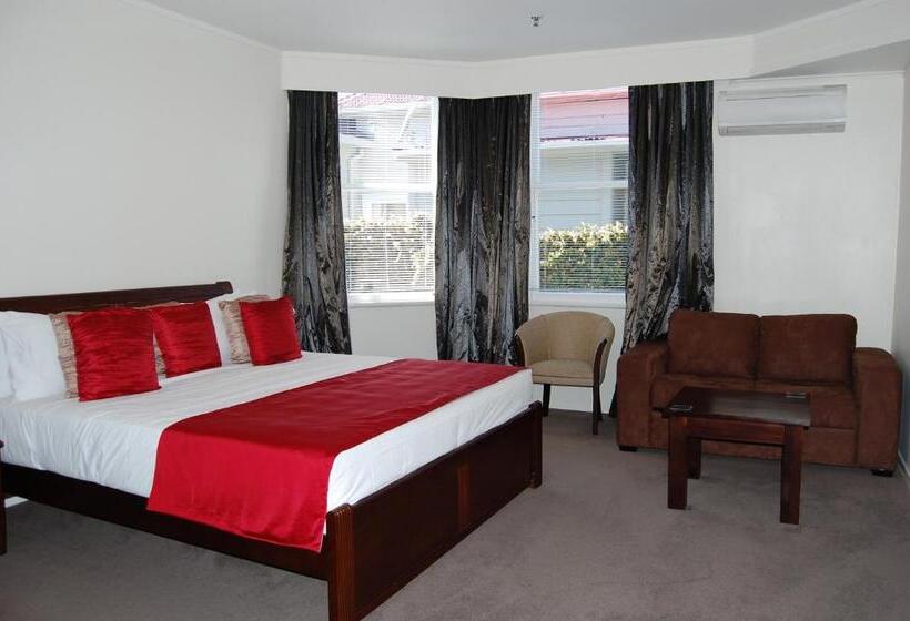 استودیو اجرایی, At Eden Park Motel