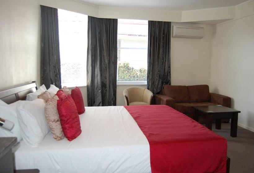 استودیو اجرایی, At Eden Park Motel