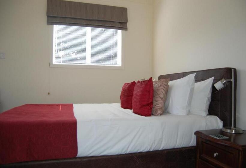 Студио Базик, At Eden Park Motel