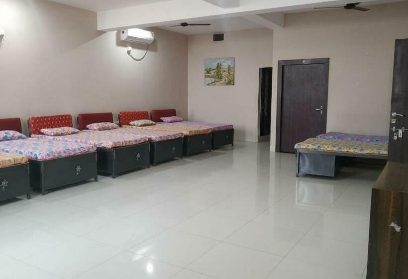 تختخواب در اتاق مشترک, Ashiyana Rest House