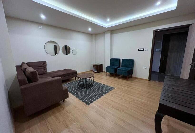 Люкс, The Phoenix Residency