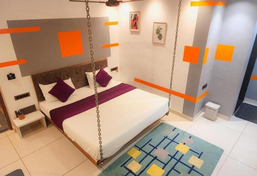 带大床的高级房间, Passiflora Beach Resort Alibaug