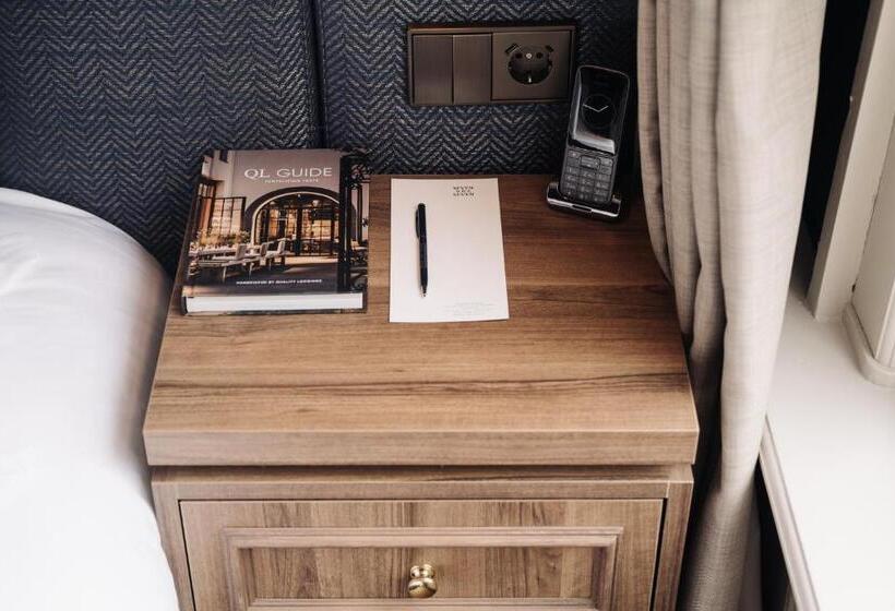 Quarto Superior Interior, 717