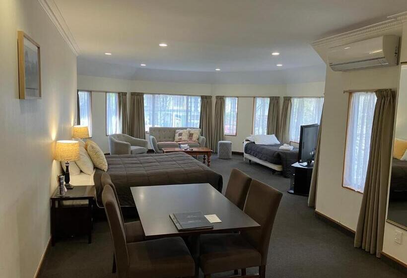 이그제큐티브 스튜디오, Fitzherbert Castle Motel