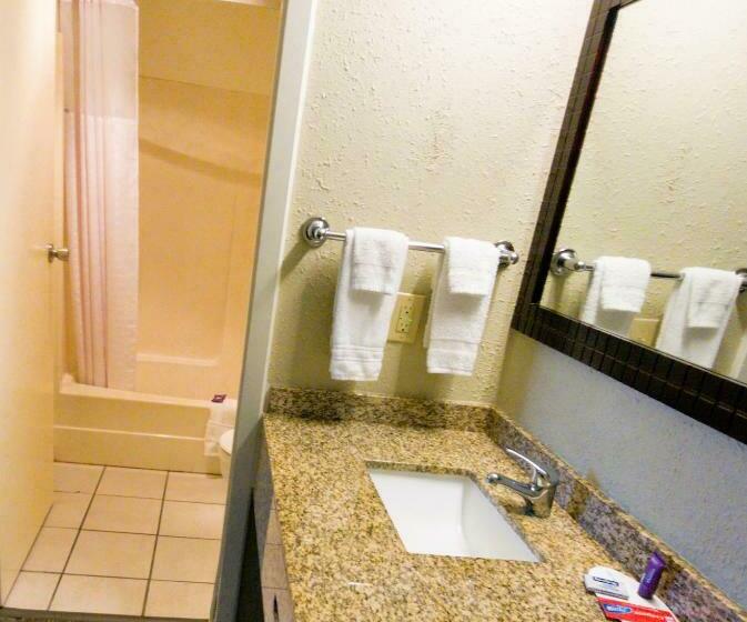 اتاق استاندارد چهار تخته, Queen City Inn