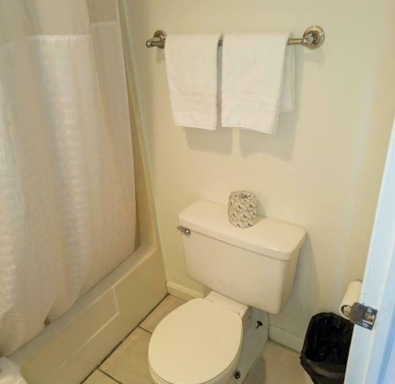 اتاق استاندارد چهار تخته, Queen City Inn