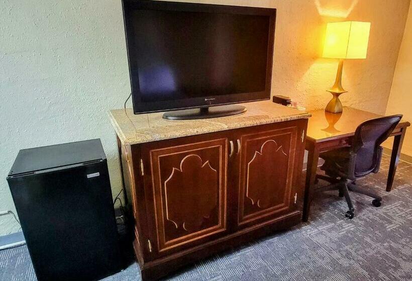 اتاق استاندارد چهار تخته, Queen City Inn