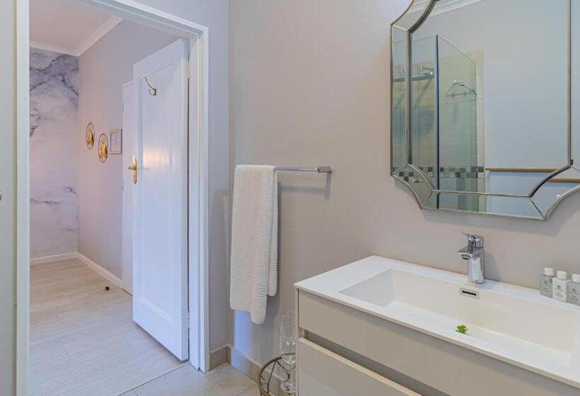 اتاق لوکس با تخت بزرگ, The Salene Hotel & Cottages