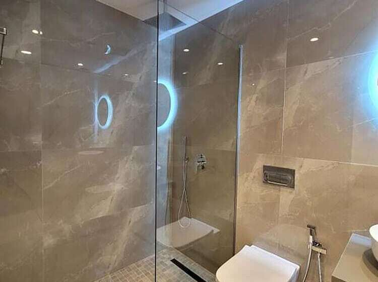 اتاق لوکس, Admiro