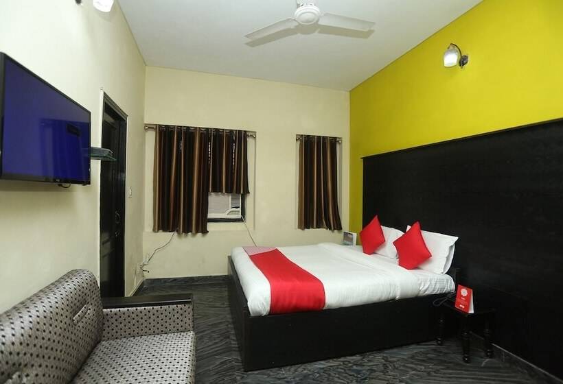 Номер Стандарт, Super Collection O Mathura Near Railway Station Formerly Gaurav Boarding House