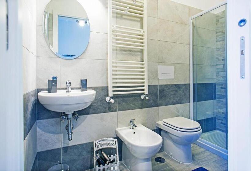 اتاق لوکس با بالکن و چشم‌انداز دریا, B&b Al Blu