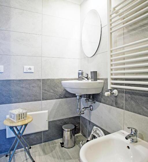 اتاق لوکس با بالکن و چشم‌انداز دریا, B&b Al Blu