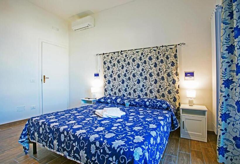 اتاق لوکس با بالکن و چشم‌انداز دریا, B&b Al Blu