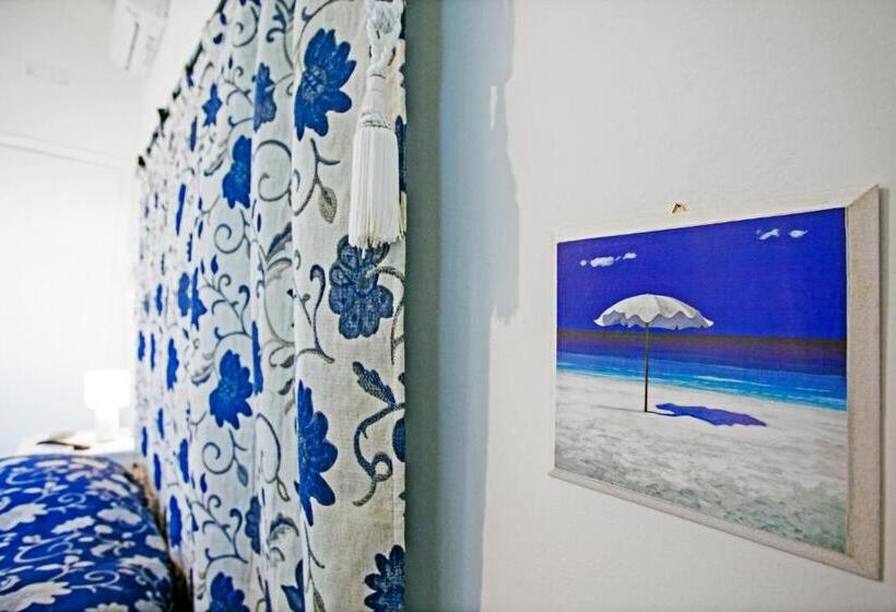 اتاق لوکس با بالکن و چشم‌انداز دریا, B&b Al Blu