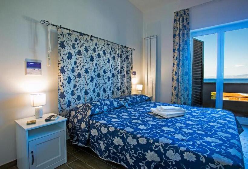 اتاق لوکس با بالکن و چشم‌انداز دریا, B&b Al Blu