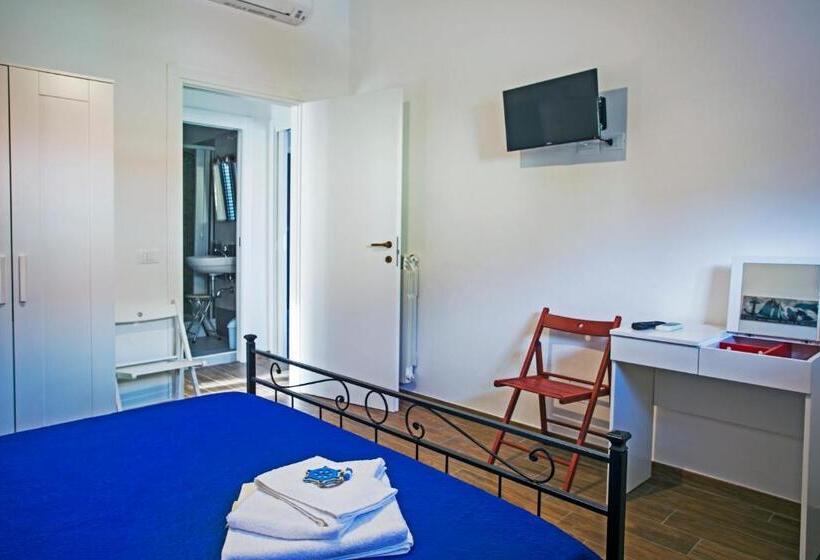 اتاق لوکس با بالکن و چشم‌انداز دریا, B&b Al Blu