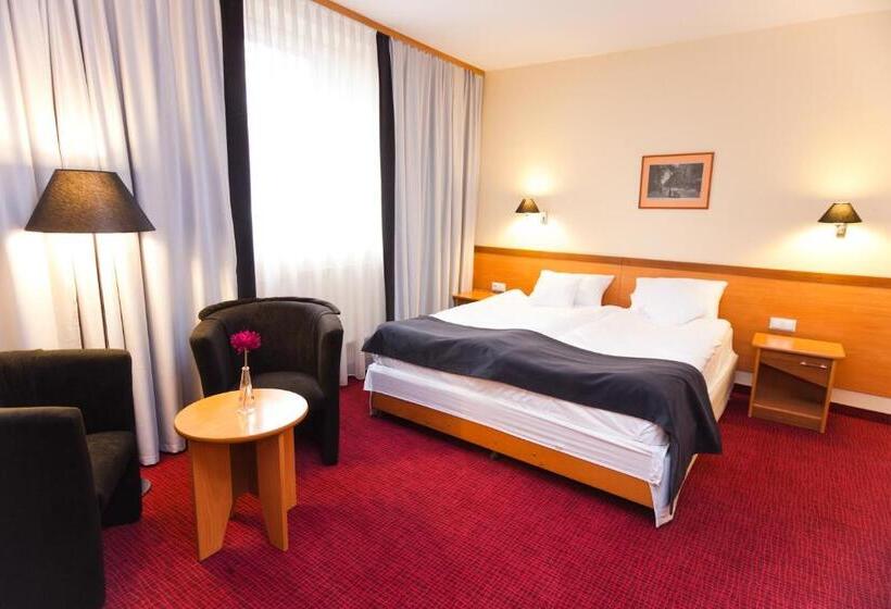 4 Bett Standardzimmer, Malinowski Business