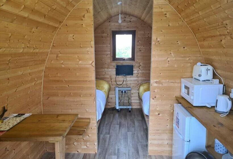 Номер Basic, Lakeside Fishing Pods