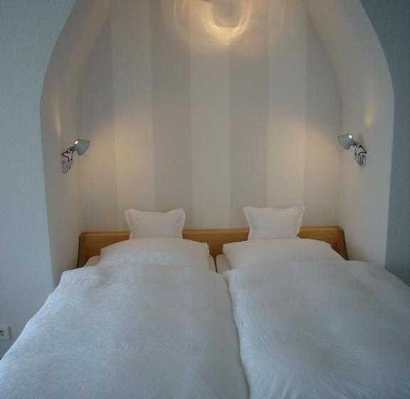 Quarto Estandar, Marchen Garni