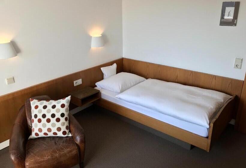 Quarto Estandar Individual, Marchen Garni