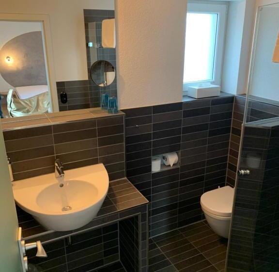 Quarto Estandar, Marchen Garni