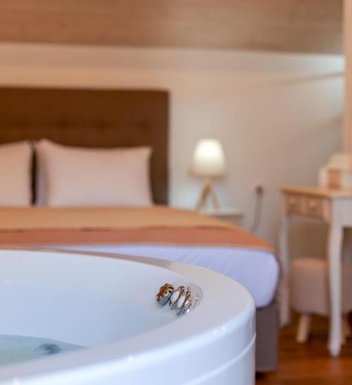 带按摩浴盆的套房, Hamam Suites Portou
