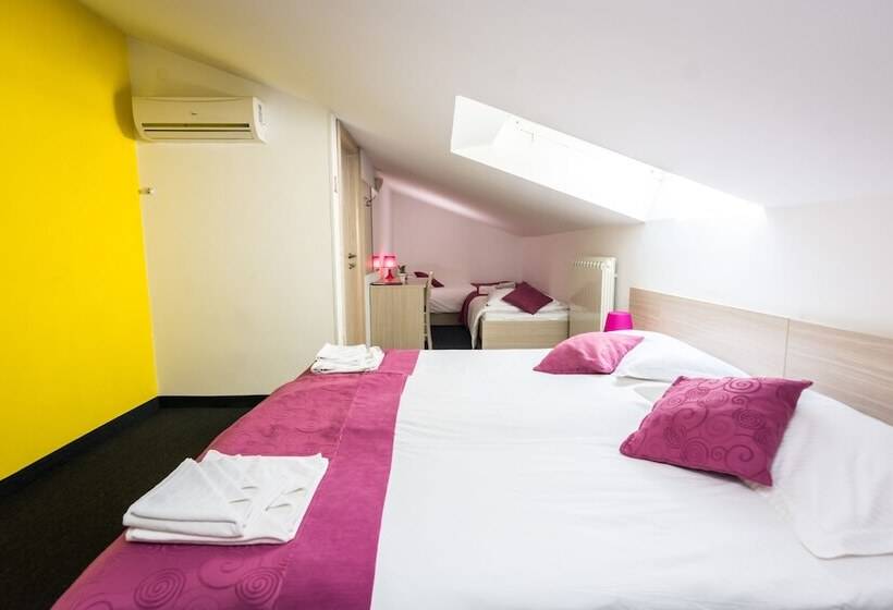 Habitaci�n Est�ndar Abuhardillada, Villa Sandi   Free Parking