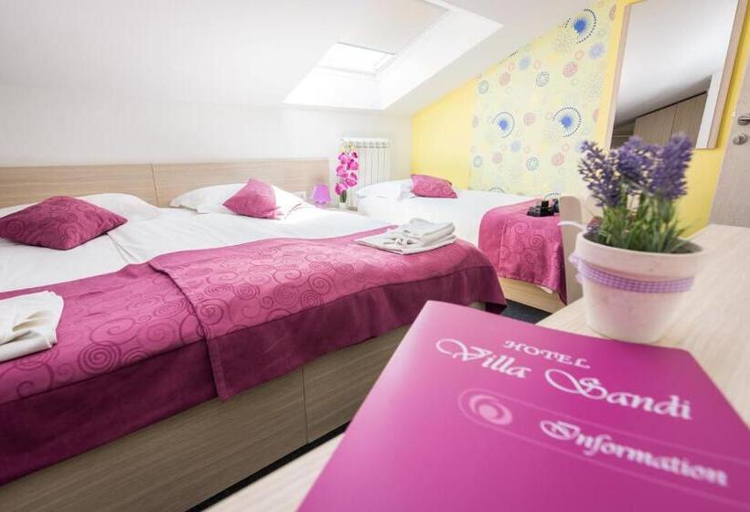 Habitaci�n Est�ndar Abuhardillada, Villa Sandi   Free Parking