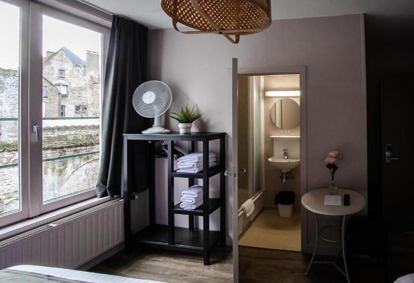 Standard Triple Room, Rose Red