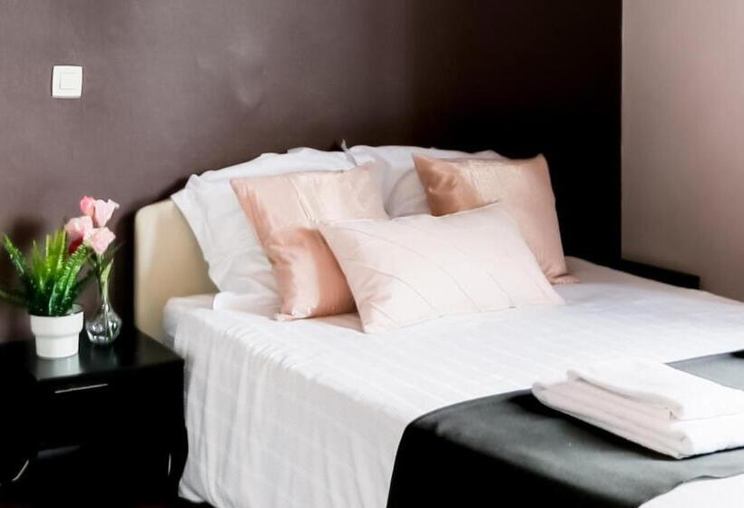 Standard Quadruple Room, Rose Red