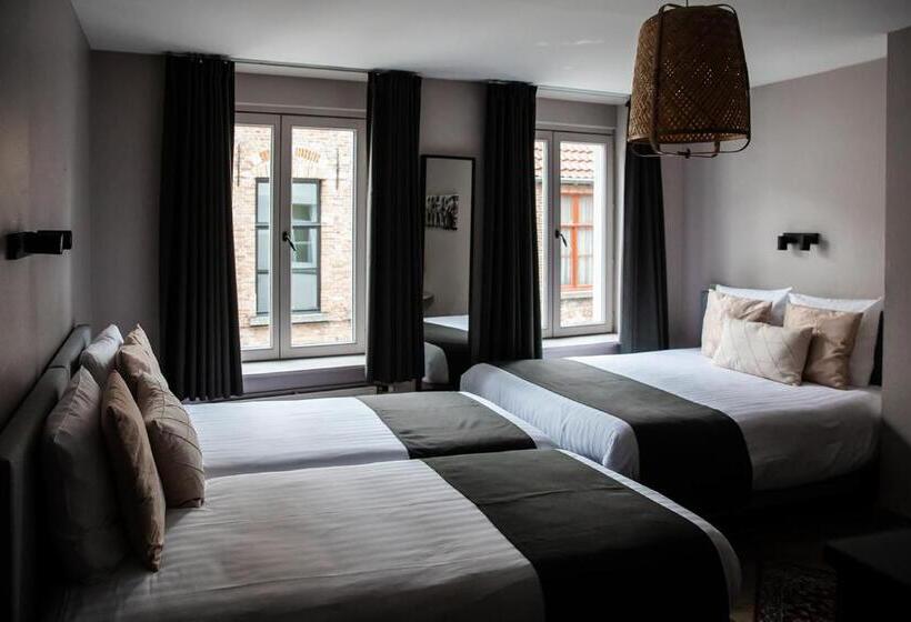 Standard Quadruple Room, Rose Red