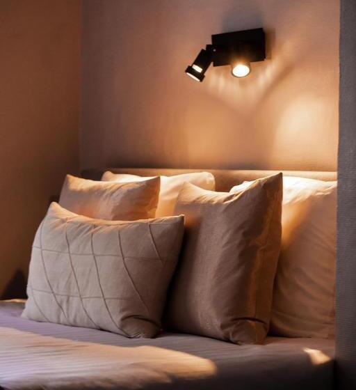 Standard Room, Rose Red