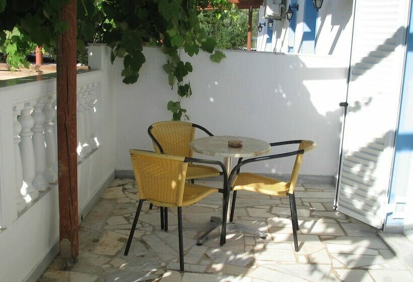 اتاق استاندارد سه نفره با چشم‌انداز کنار دریا, Mikro Nisi Studios & Apartments