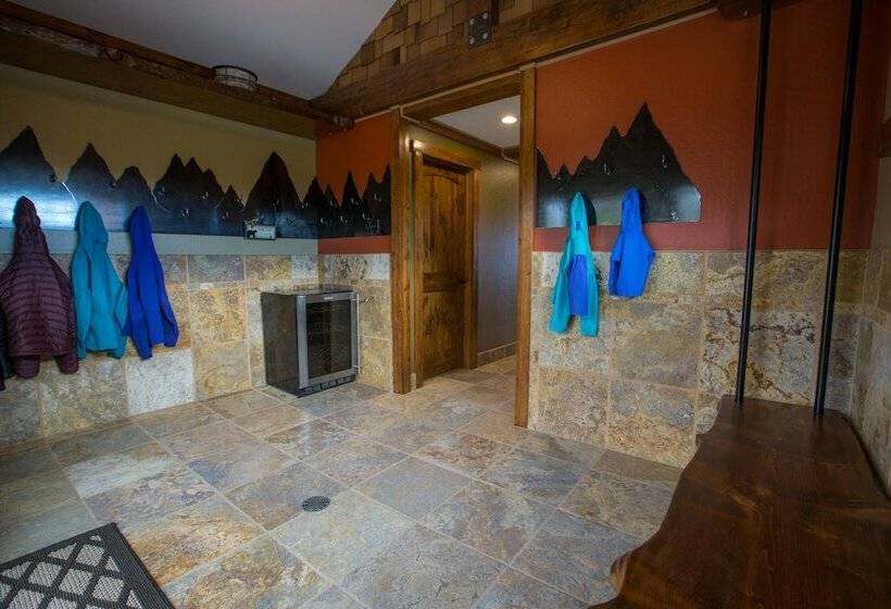 خانه 3 خوابه, Baycrest Lodge