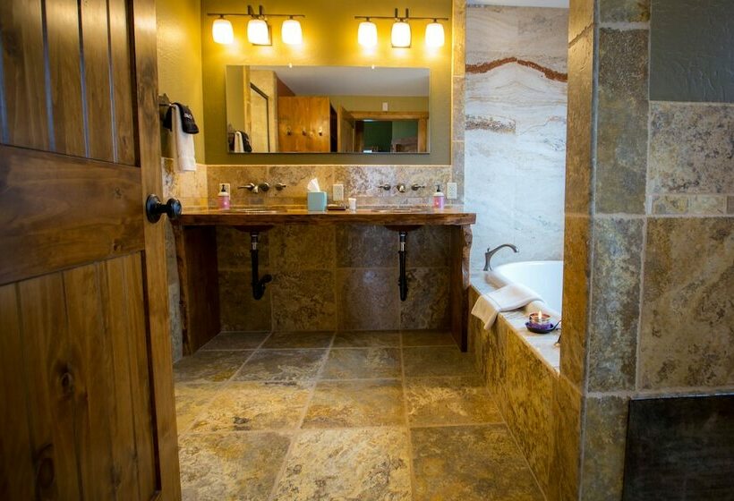 خانه 3 خوابه, Baycrest Lodge