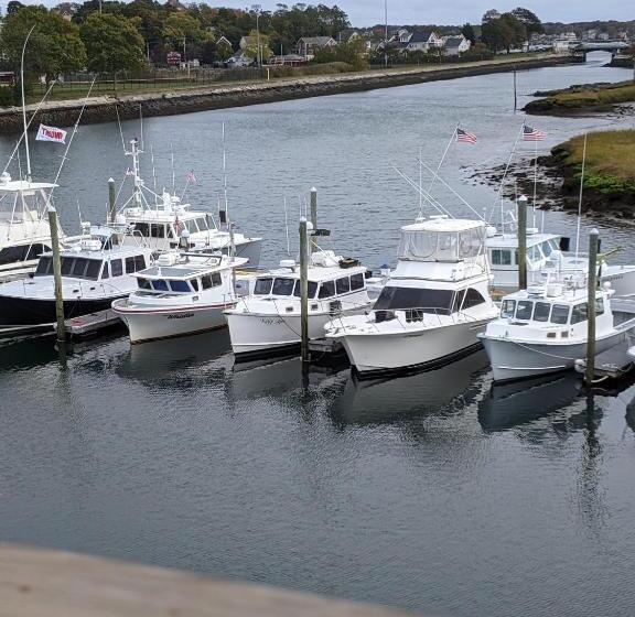 Полулюкс, The Hotel At Cape Ann Marina