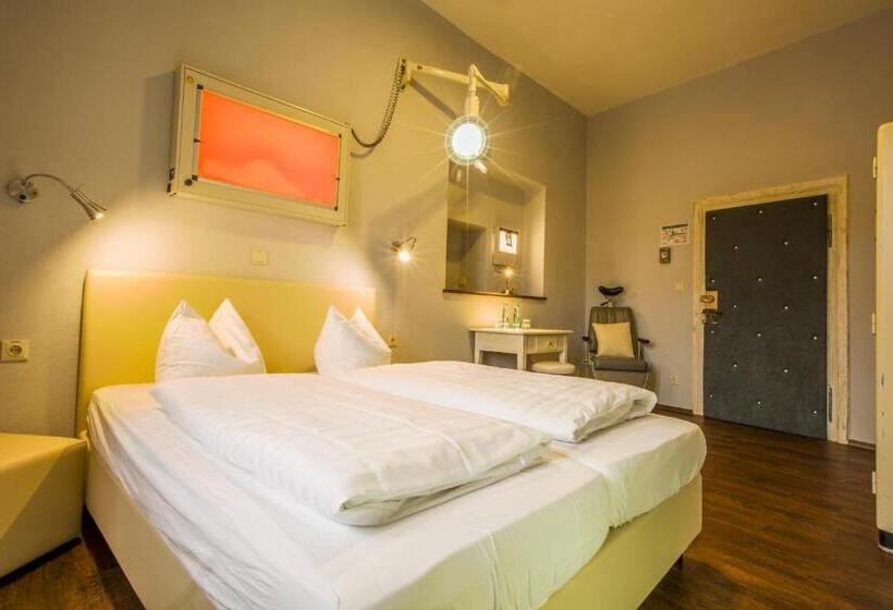 Номер Deluxe, Knast Hotel Fronfeste