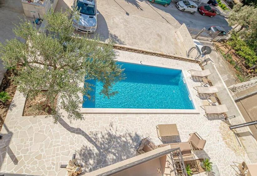 آپارتمان 1 خوابه با چشم‌انداز استخر, N&n Lux Guest House