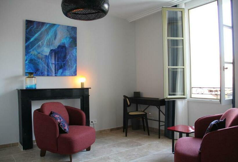اتاق لوکس با تخت بزرگ, Marcelle En Camargue